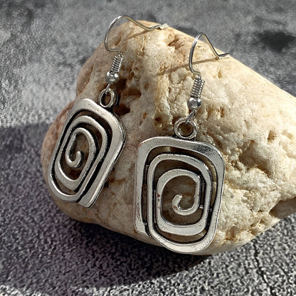 Kaia – Pendientes Boho en Plata con Diseño Espiral