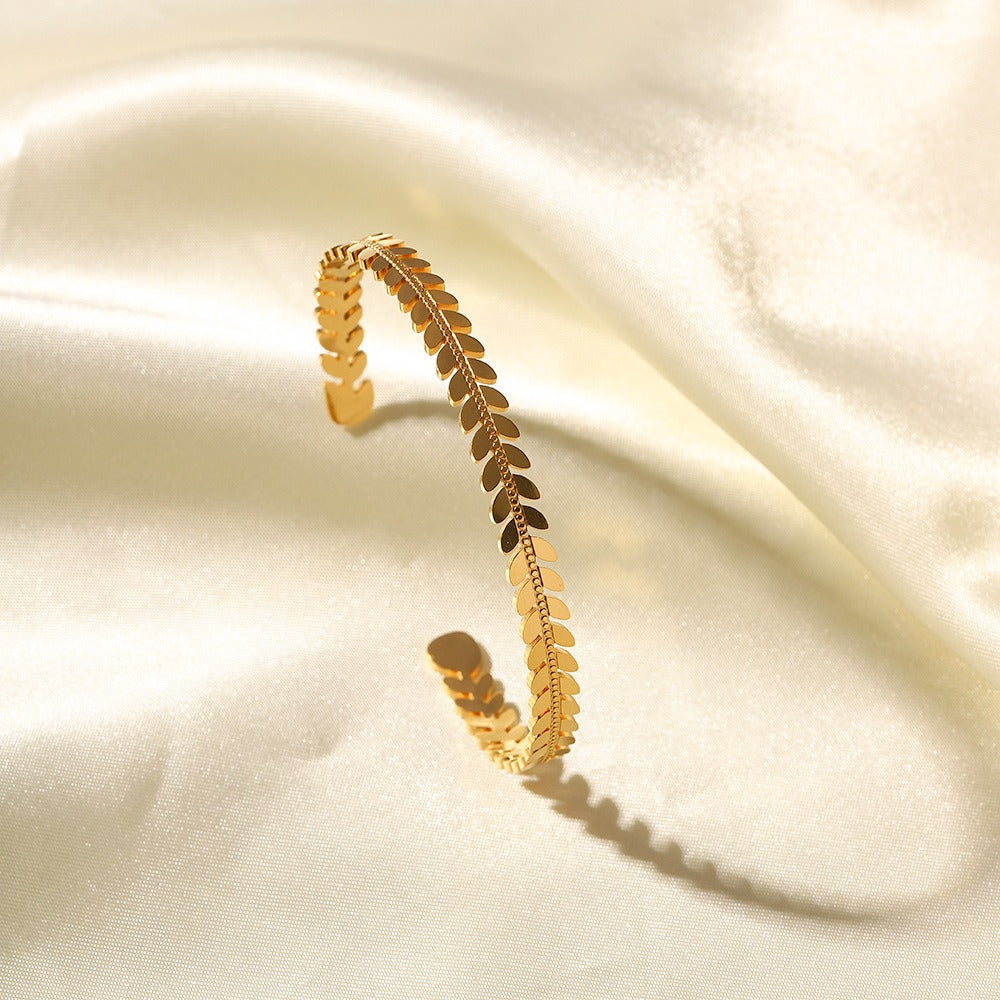 Fely – Brazalete con Diseño de Hojas y Charms