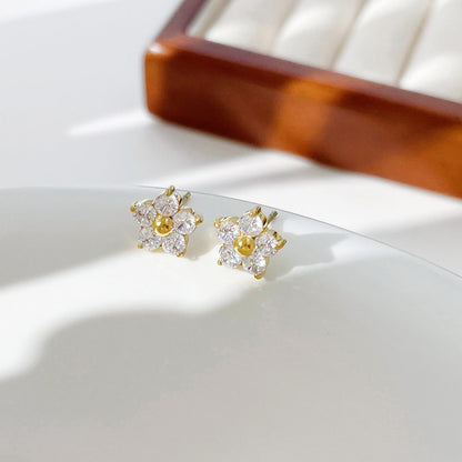 Sheena – Pendientes Florales con Detalle Brillante
