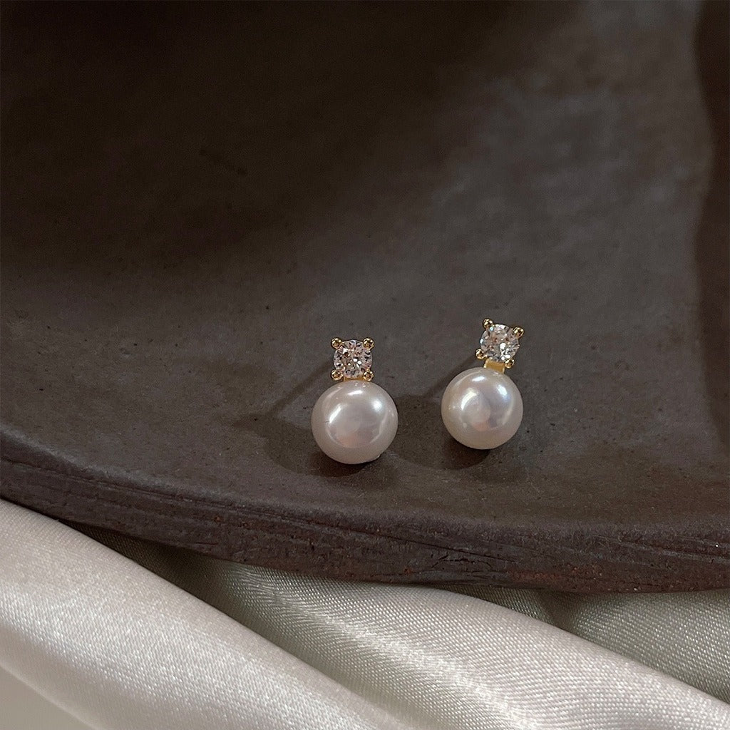 Janessa – Pendientes Dorados con Perla Colgante