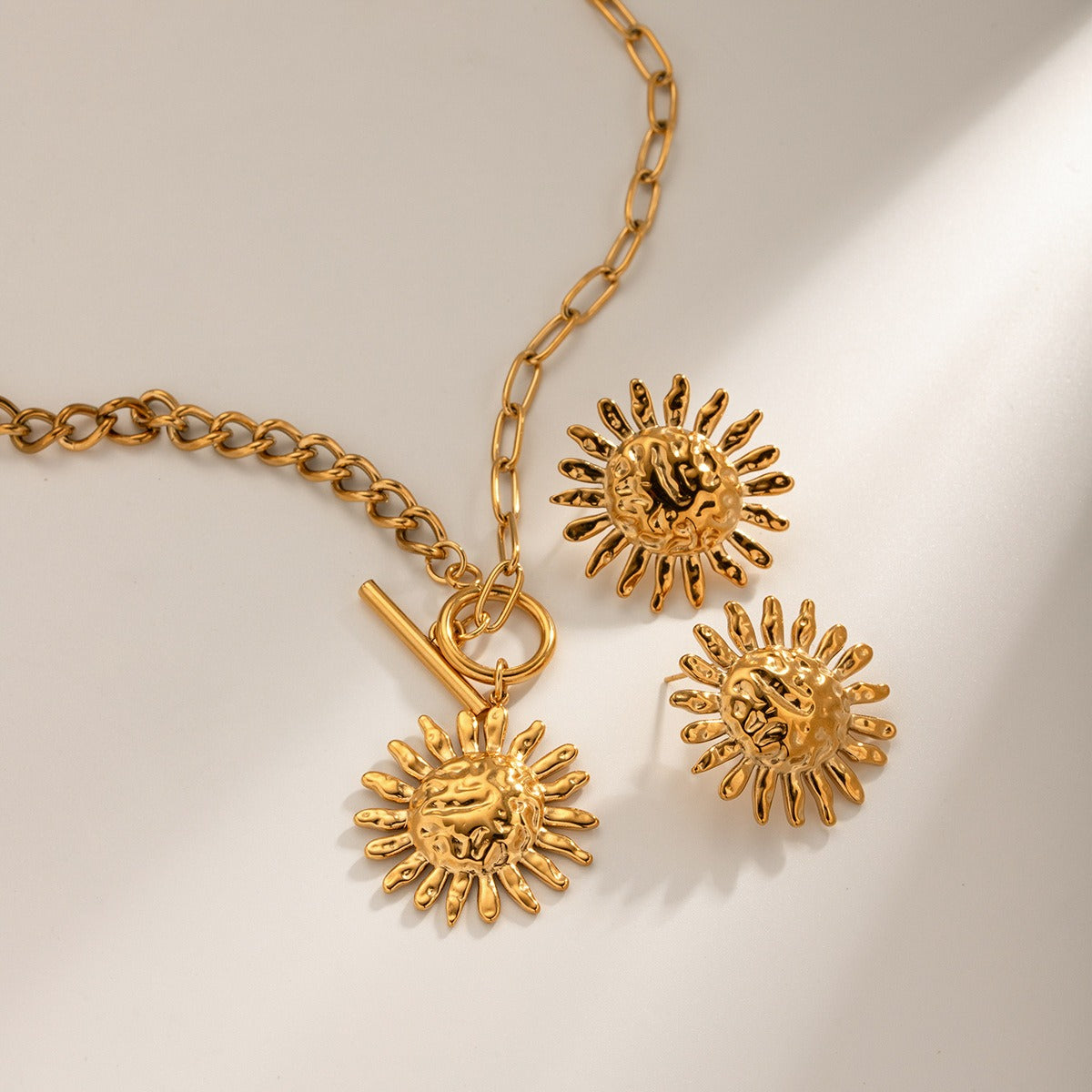 Milly – Collar Declaración Dorado Flor de Girasol