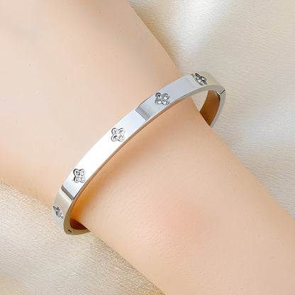 Niana – Brazalete Trébol con Detalles Brillantes