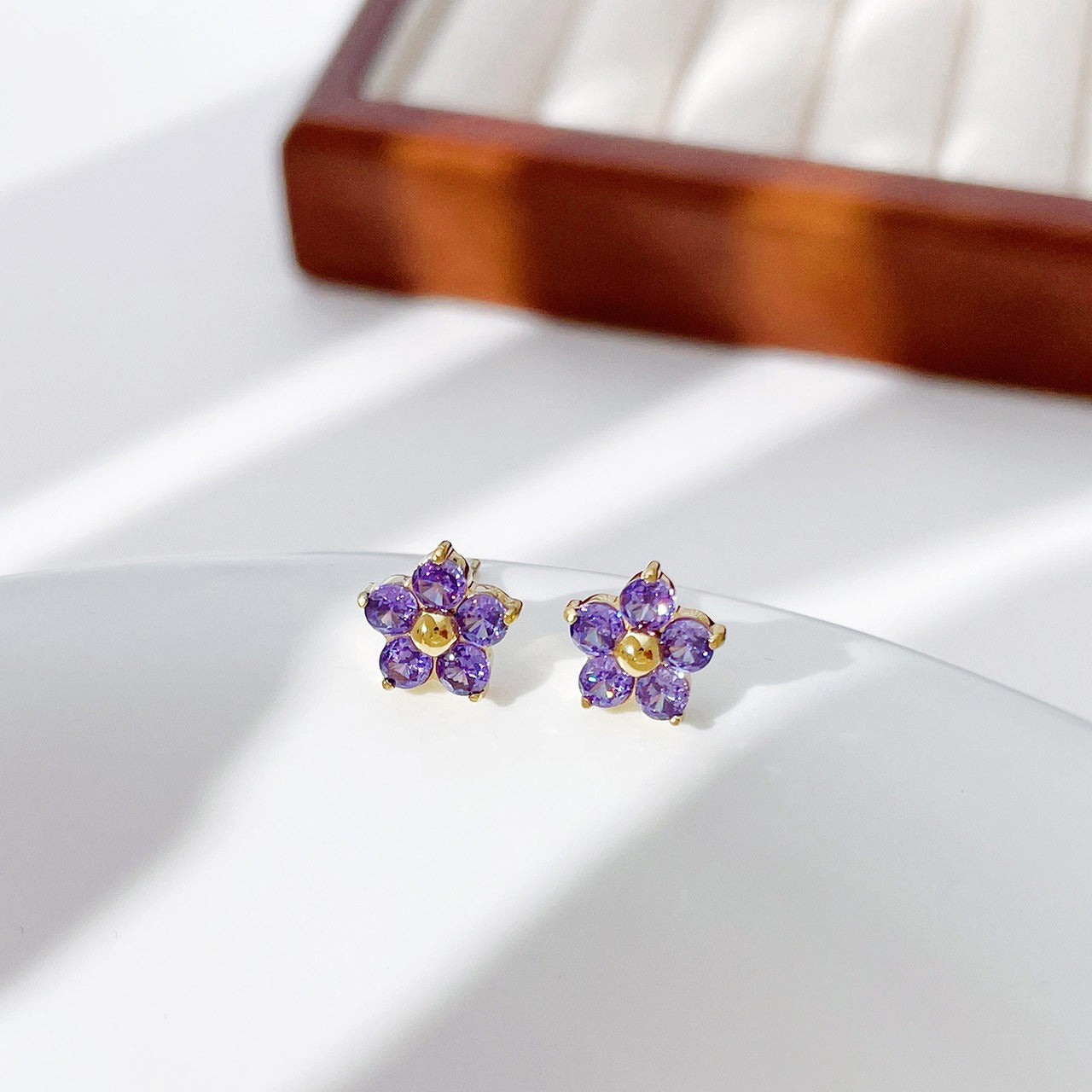 Sheena – Pendientes Florales con Detalle Brillante