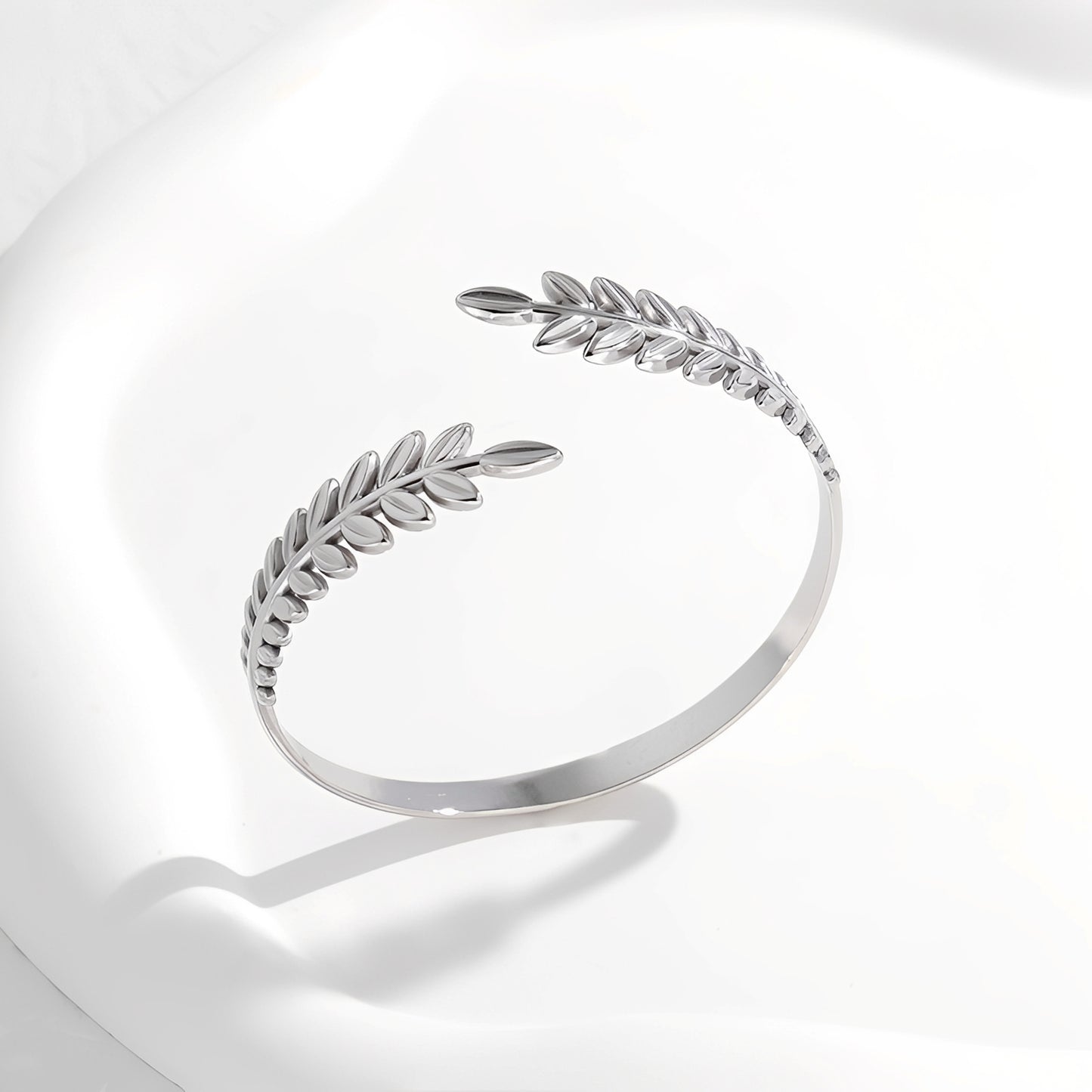 Selena – Pulsera Abierta Hojas Elegantes