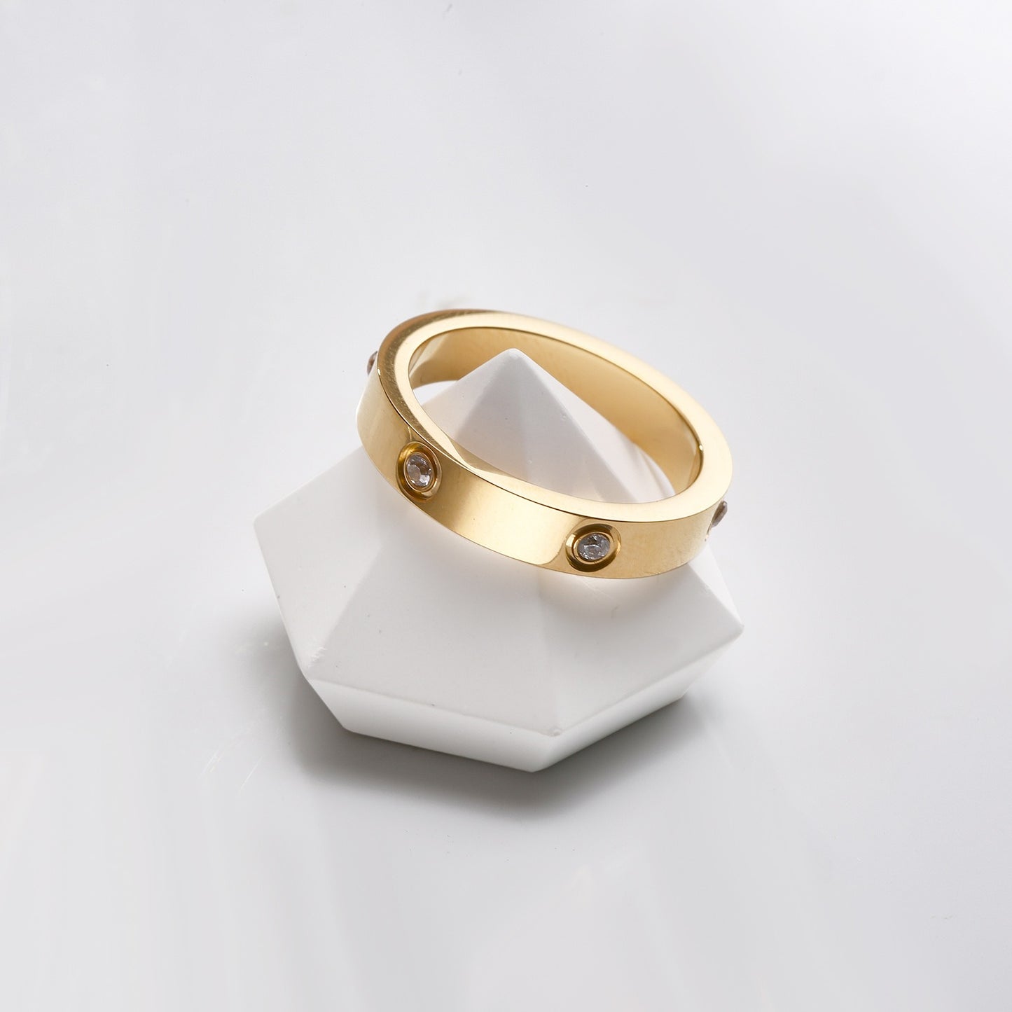 Livia – Anillo de Titanio con Detalles Brillantes
