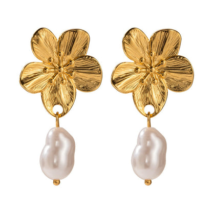 Ember – Aretes de Flor Blossom con Perla Doradas