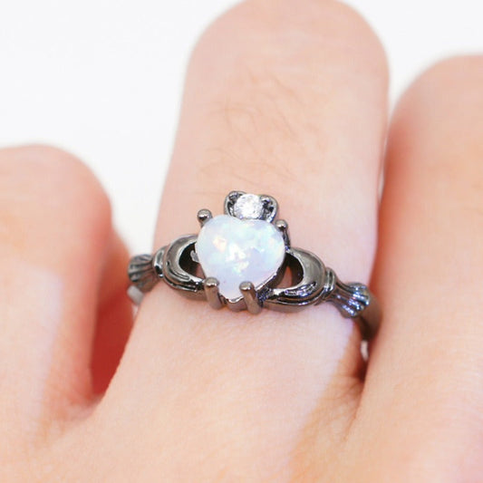 Meryl – Anillo Corazón en Ópalo Blanco