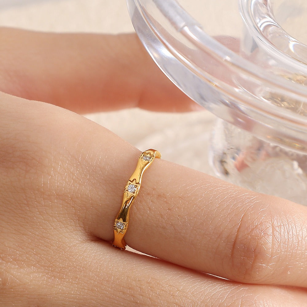 Aurelia – Anillo Ondulado Estrella de Ocho Puntas