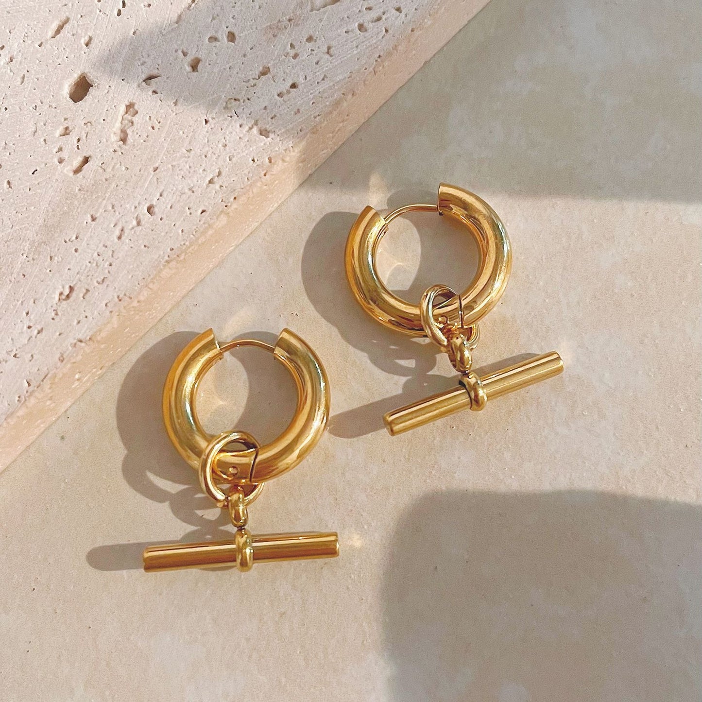 Vima – Pendientes Aro T-Bar con Estilo Elegante