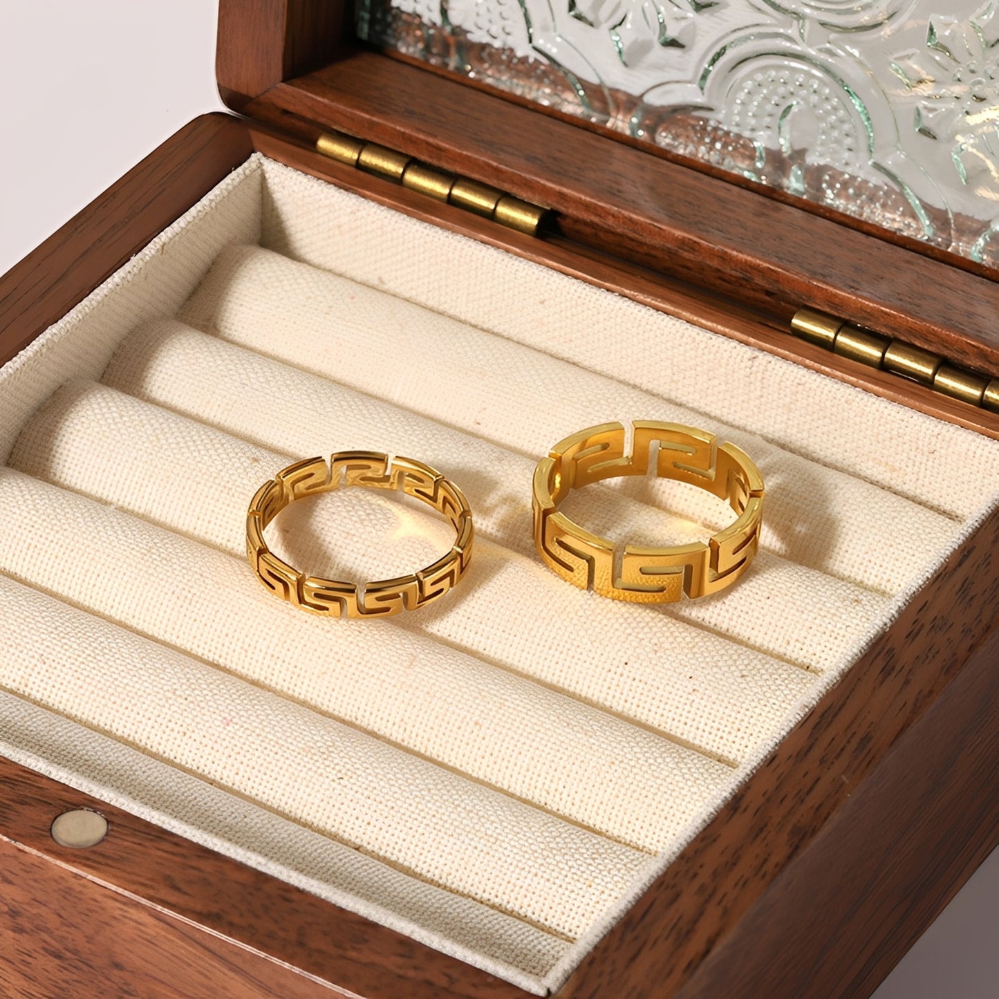 Kaila – Anillo Geométrico Calado de Acero Elegante