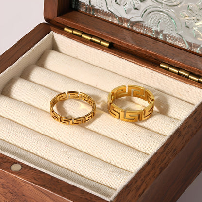 Kaila – Anillo Geométrico Calado de Acero Elegante