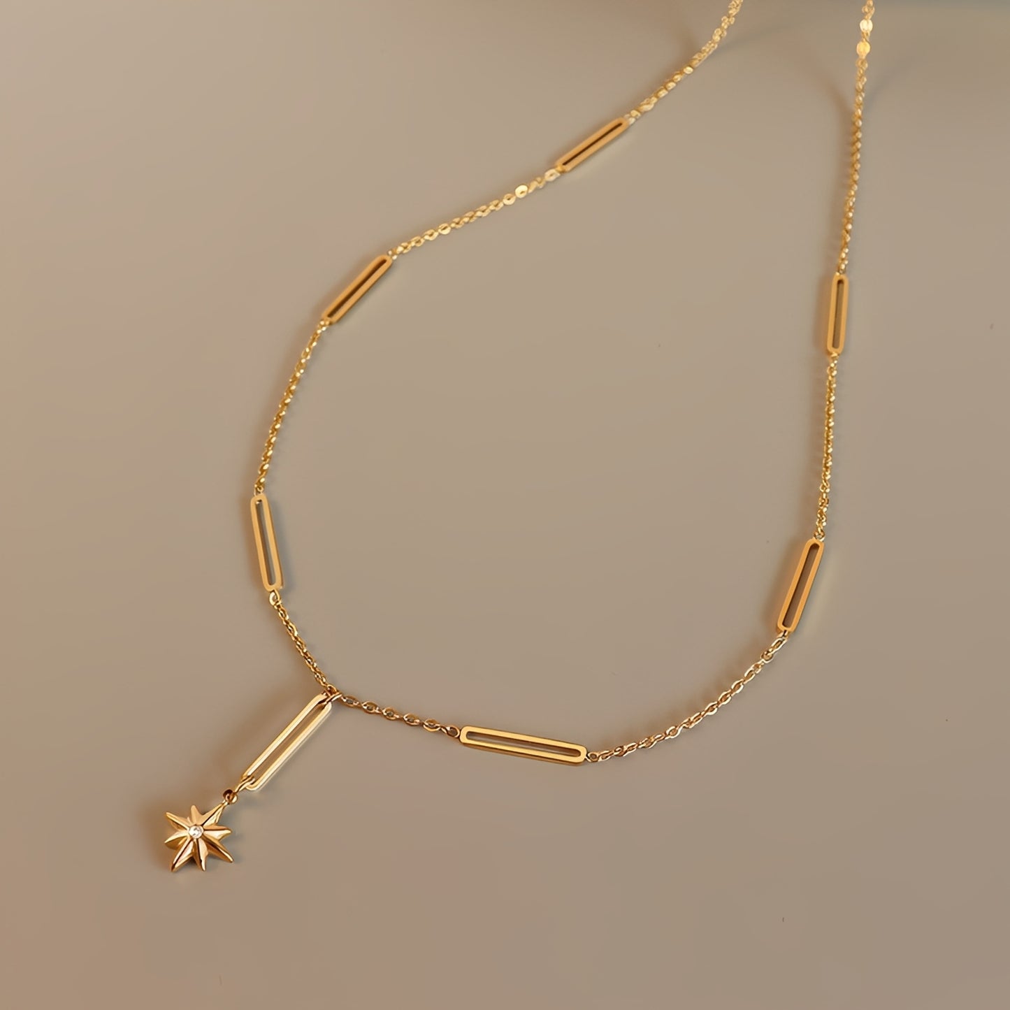 Jisoo – Collar Gota de Sol Elegante