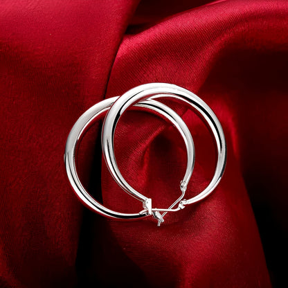 Riley – Pendientes Redondos Plateados Elegante