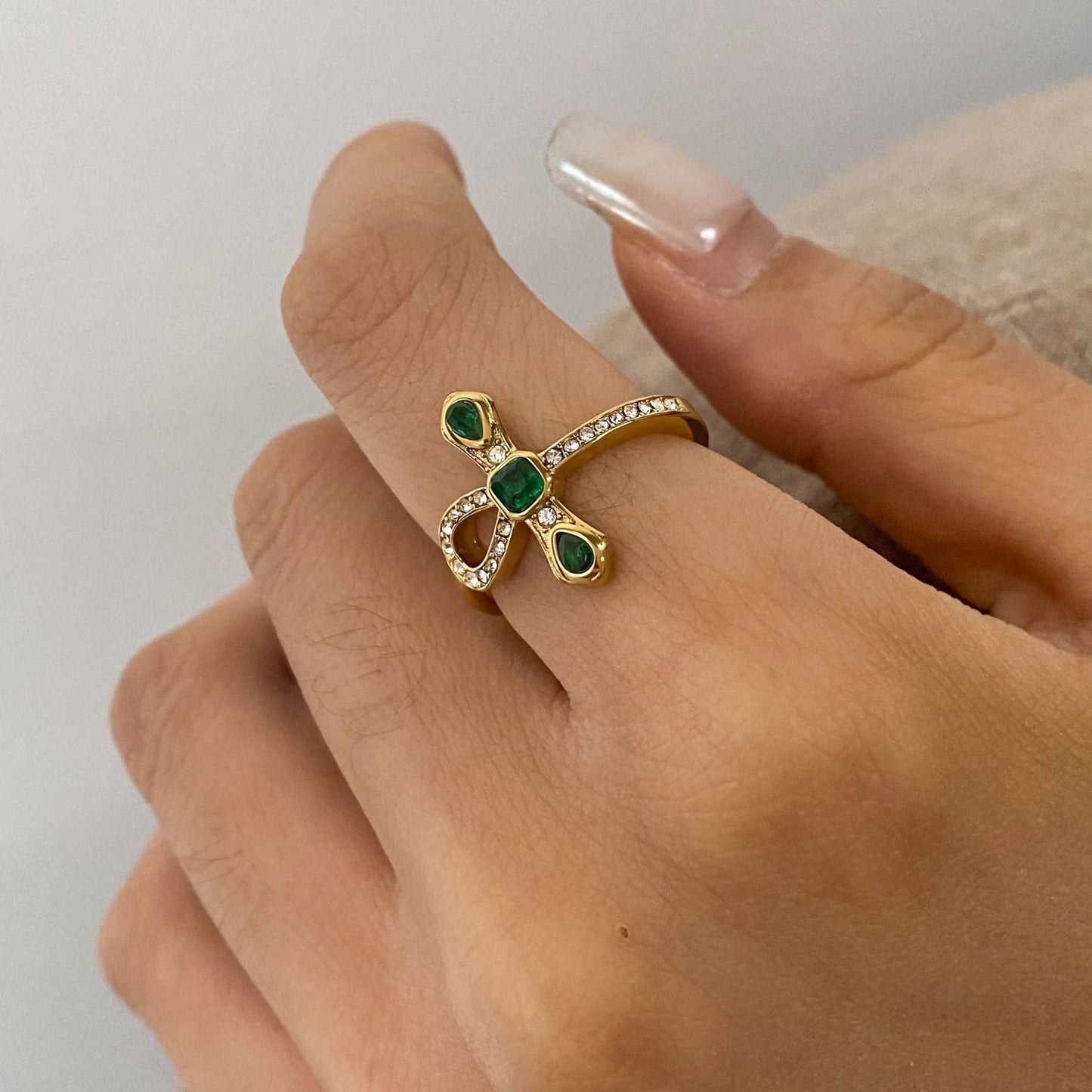 Nessa – Anillo Cruz Dorada Elegante