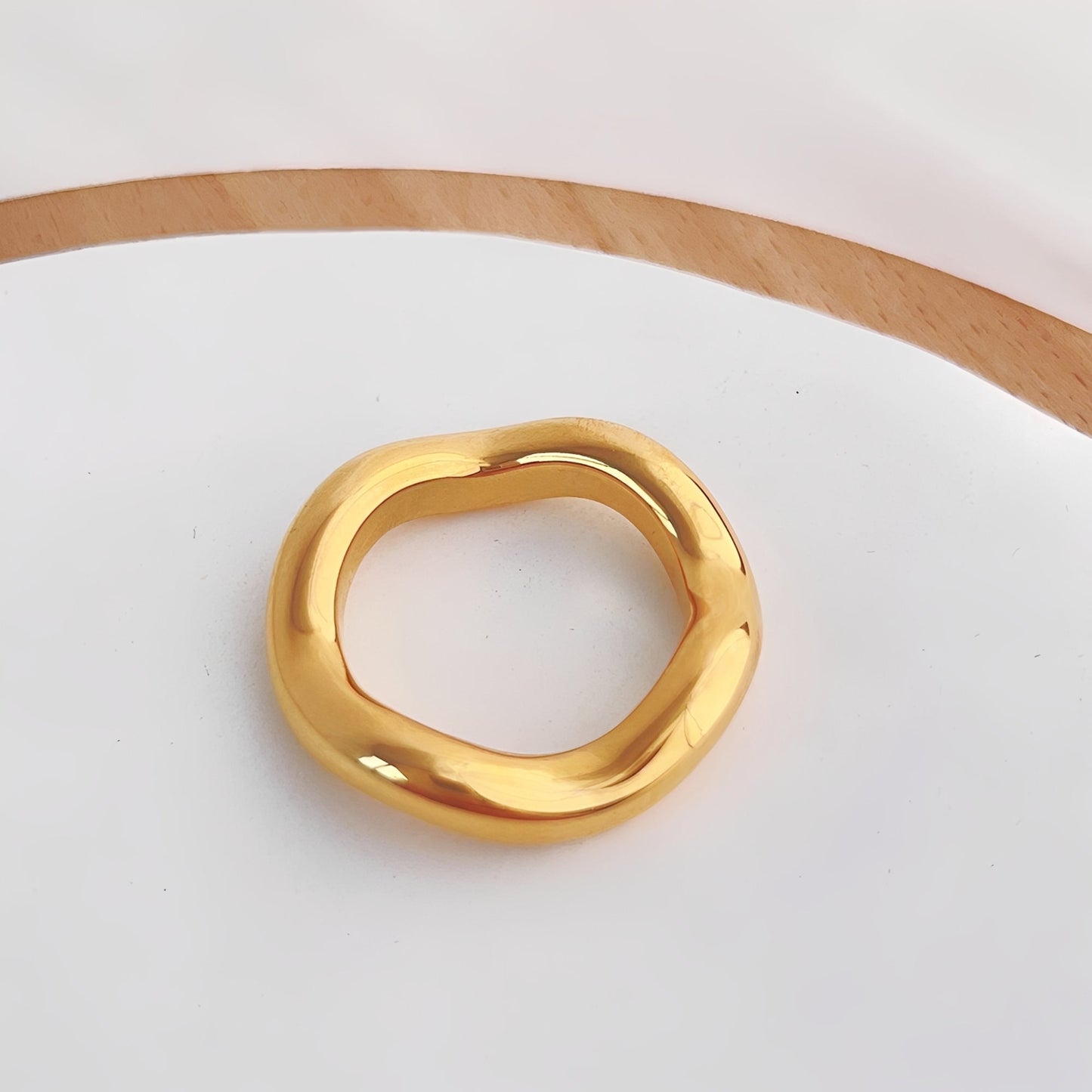 Lorena – Anillo Onda Curvada Elegante