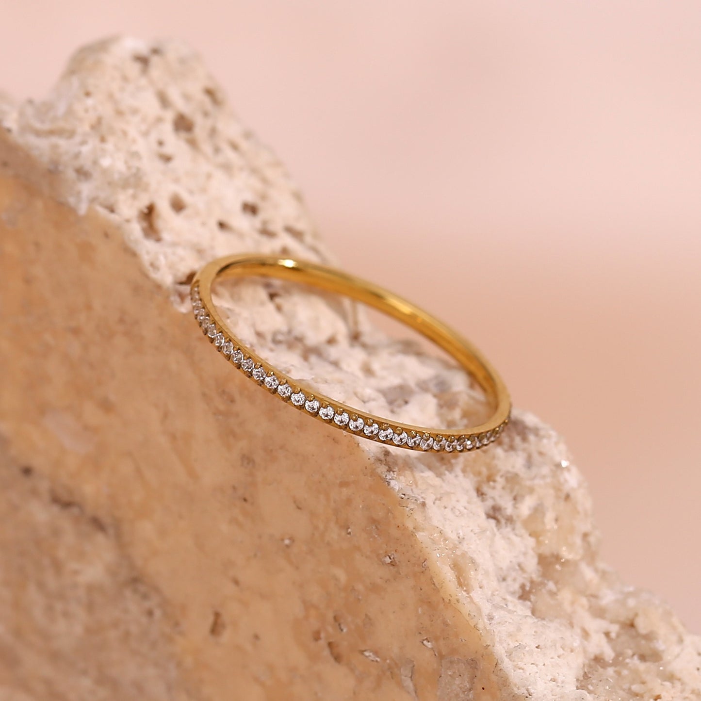 Zarra – Anillo Pavé Dorado Elegante