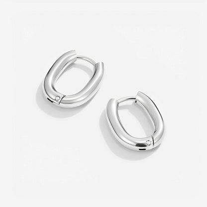 Cassandra – Pendientes Huggie Plateados en Forma de U