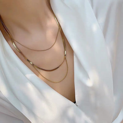 Ashley – Collar Dorado de 3 Filas Cadena Serpiente