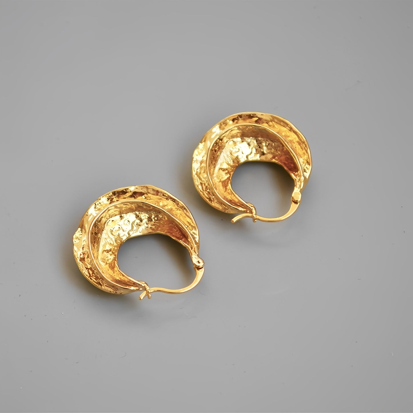 Klarissa – Pendientes Aro Curvo Elegante