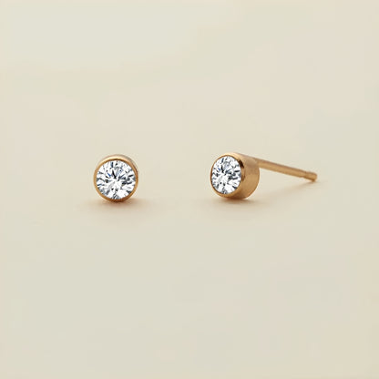 Rhea – Pendientes de Tuerca con Bisel en Oro