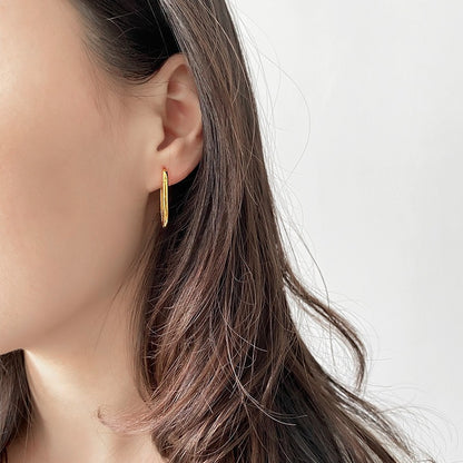 Laura – Aretes de Aro Huggie de Caja Retro