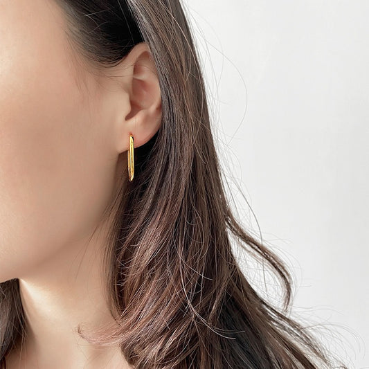 Laura – Aretes de Aro Huggie de Caja Retro