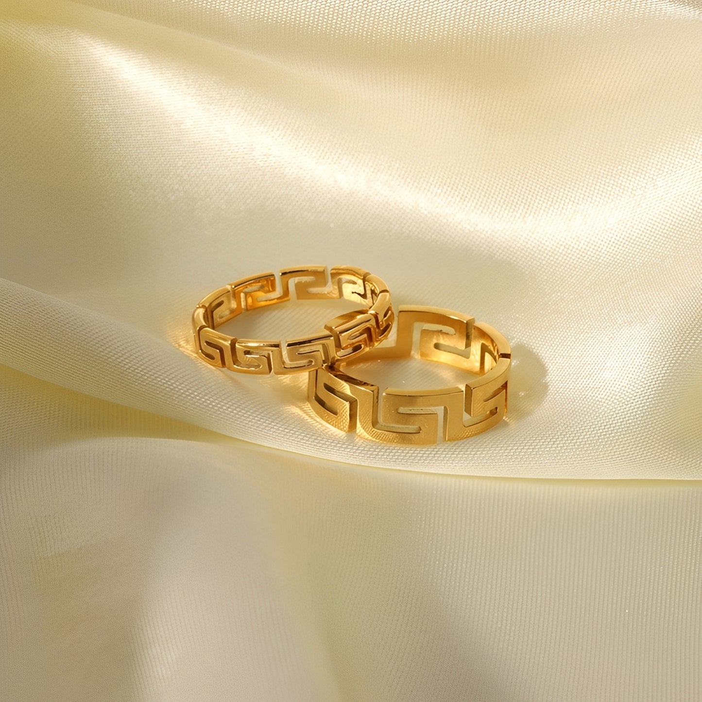 Kaila – Anillo Geométrico Calado de Acero Elegante