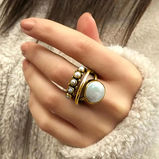 Elara – Anillo Intemporal Perla Dorada