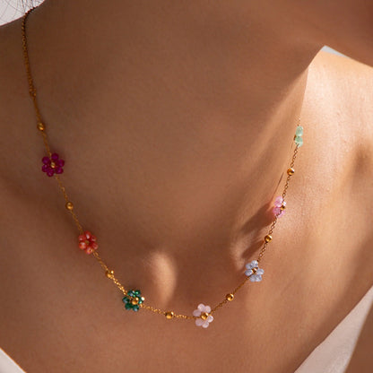 Karylle – Collar Dorado con Pequeñas Flores Coloridas