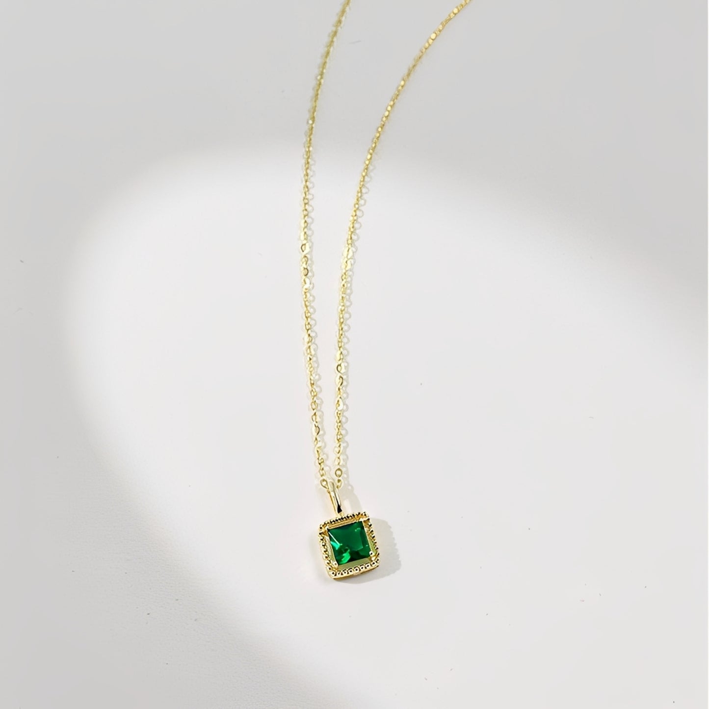 Raine – Collar Zirconia Cuadrada Esmeralda Elegante