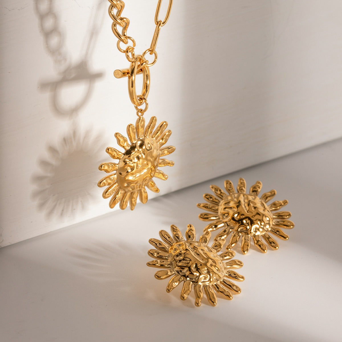 Milly – Collar Declaración Dorado Flor de Girasol