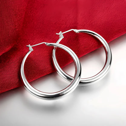 Riley – Pendientes Redondos Plateados Elegante