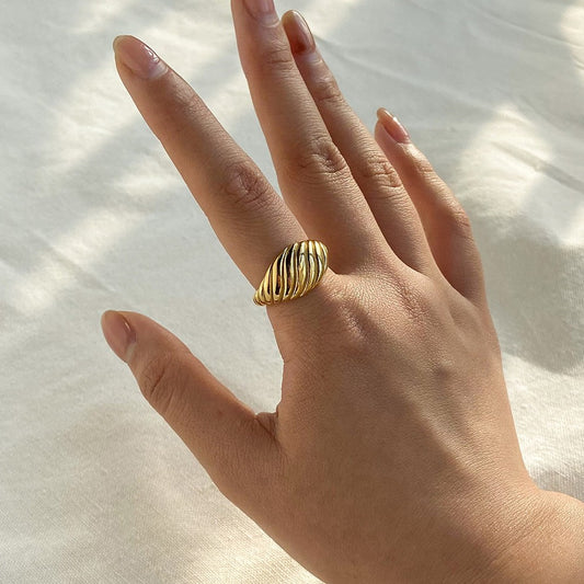 Ayumi – Anillo Fluido con Estilo Elegante y Chic
