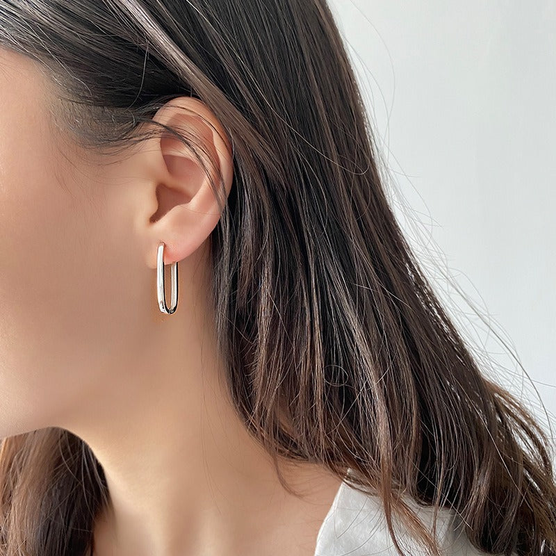 Laura – Aretes de Aro Huggie de Caja Retro