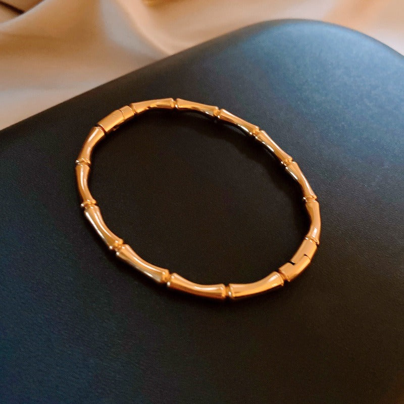 Olivia – Pulsera Bambú Chic con Diseño Ovalado Dorado
