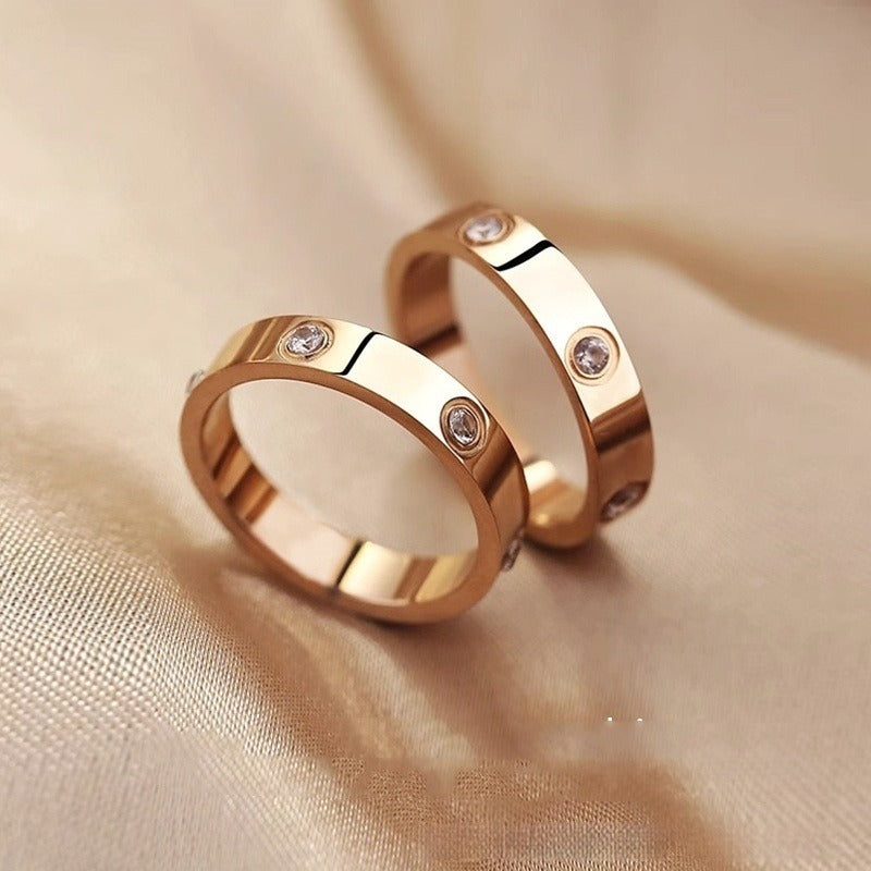 Livia – Anillo de Titanio con Detalles Brillantes