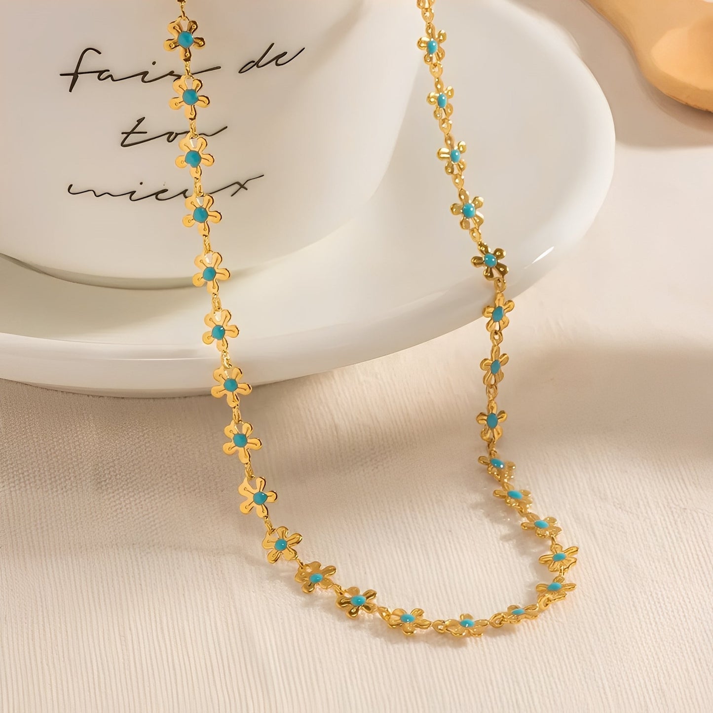 Daphne – Collar Dorado Margarita Vintage