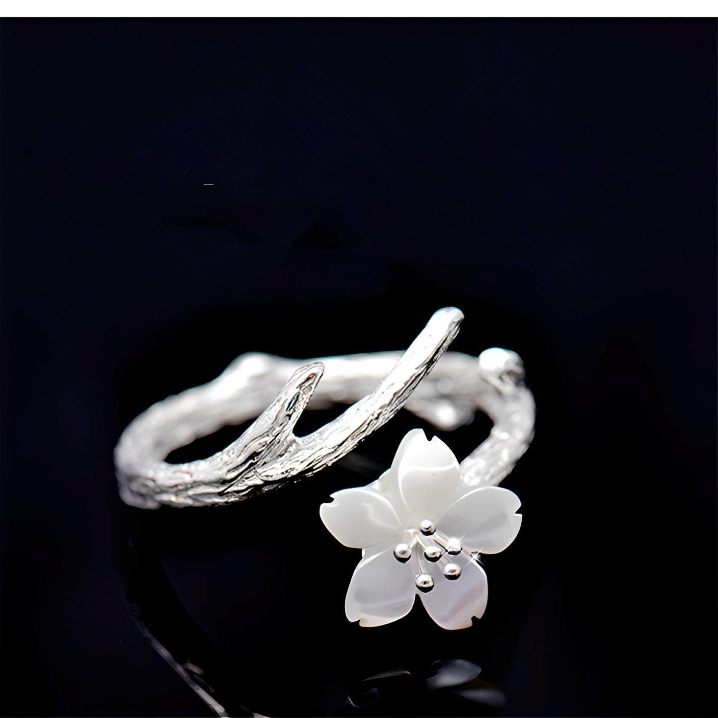 Lilou – Anillo Vintage Ajustable con Flor Blanca