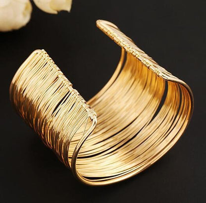 Mira – Pulsera Dorada Antigua Elegante
