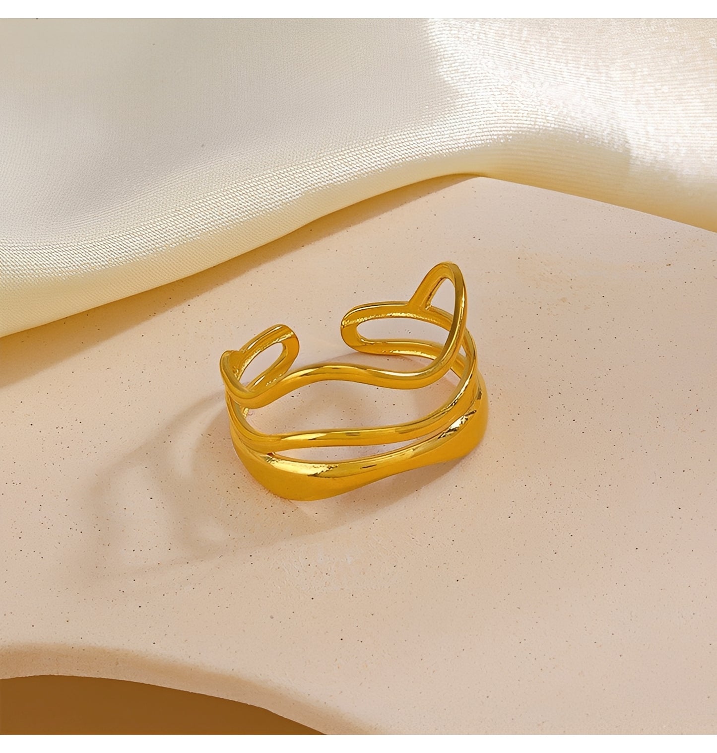 Risa – Anillo Ajustable de Tres Capas Dorado