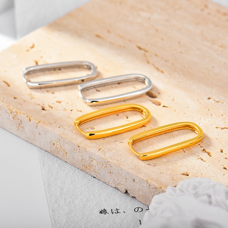 Laura – Aretes de Aro Huggie de Caja Retro