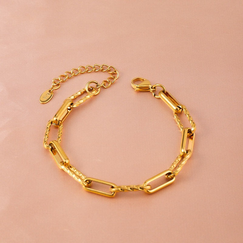 Nora – Pulsera Cadena Clip Dorada Texturizada Elegante