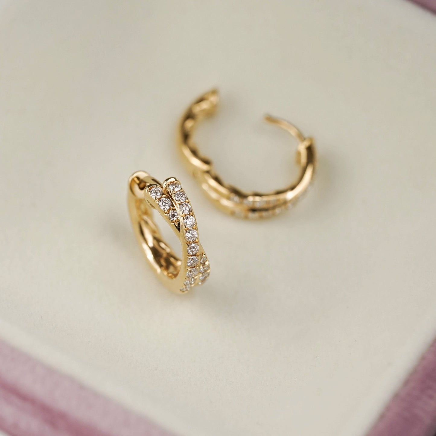 Lara – Pendientes Giro Cruz Doble Fila