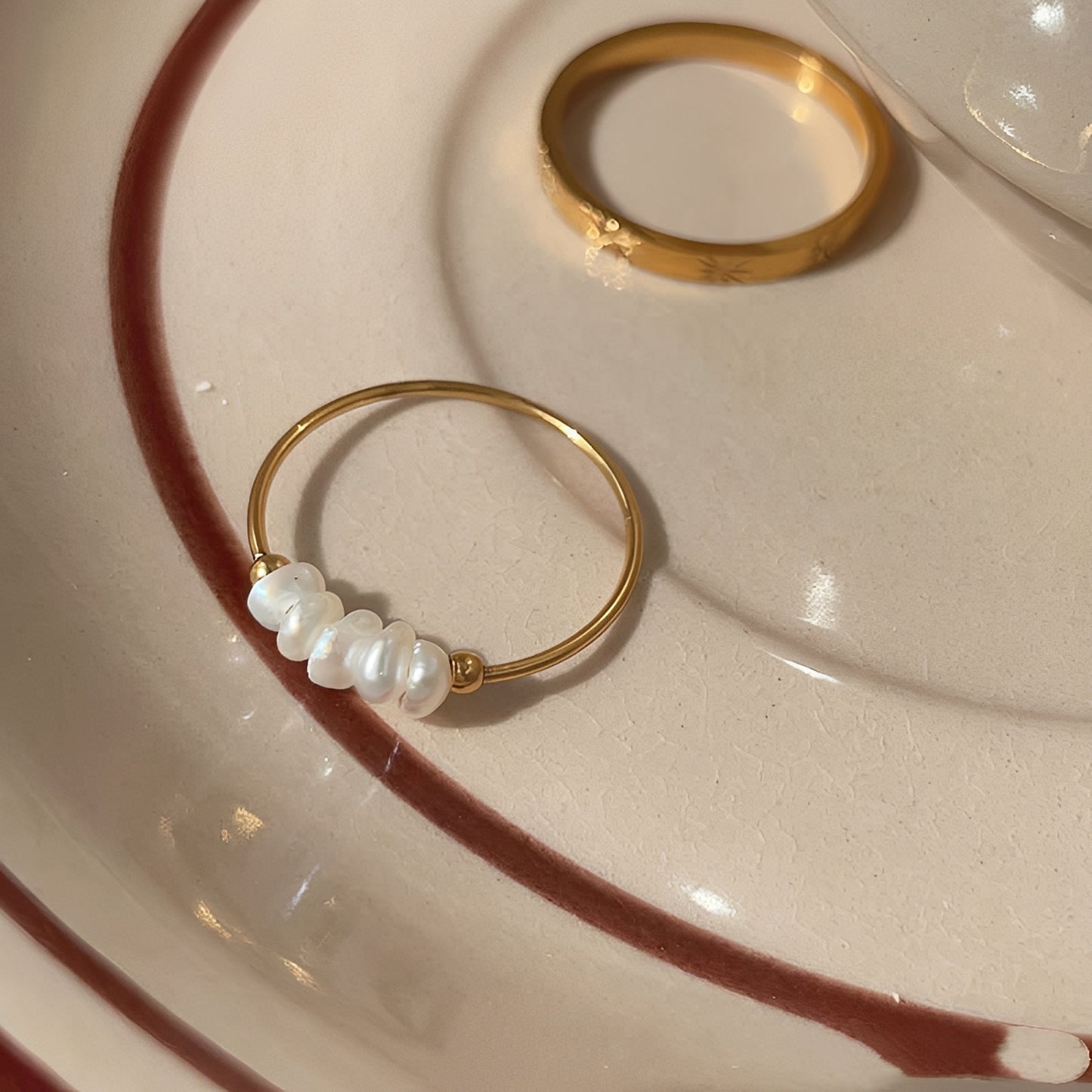 Hallie – Anillo Minimalista con Perla Barroca