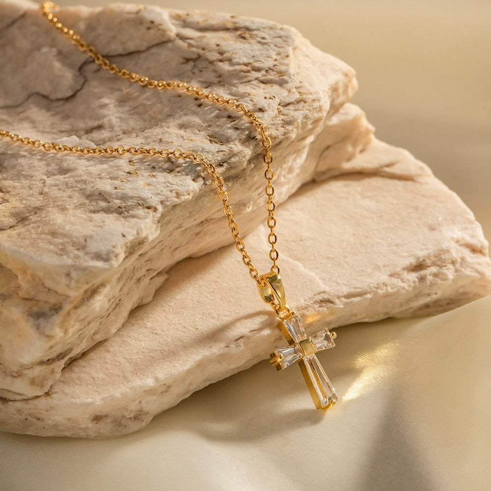 Mae – Collar Cruz de Zirconia Dorado