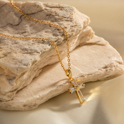 Mae – Collar Cruz de Zirconia Dorado