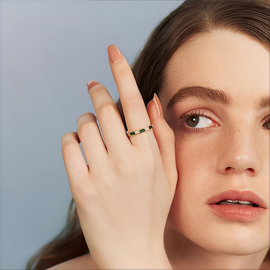 Emeralda – Anillo Dorado con Zirconia Verde Elegante