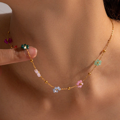 Karylle – Collar Dorado con Pequeñas Flores Coloridas
