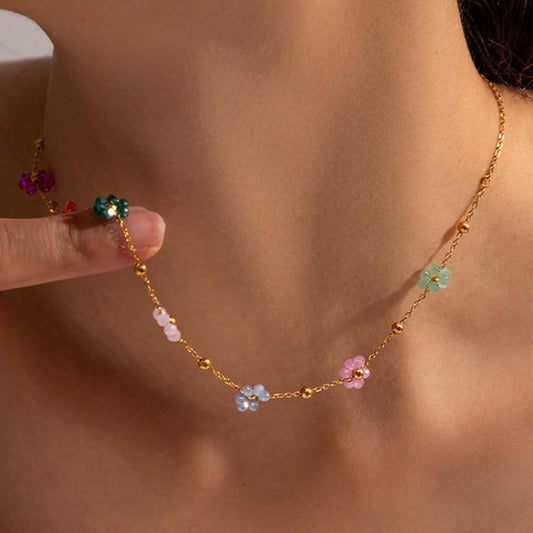 Karylle – Collar Dorado con Pequeñas Flores Coloridas