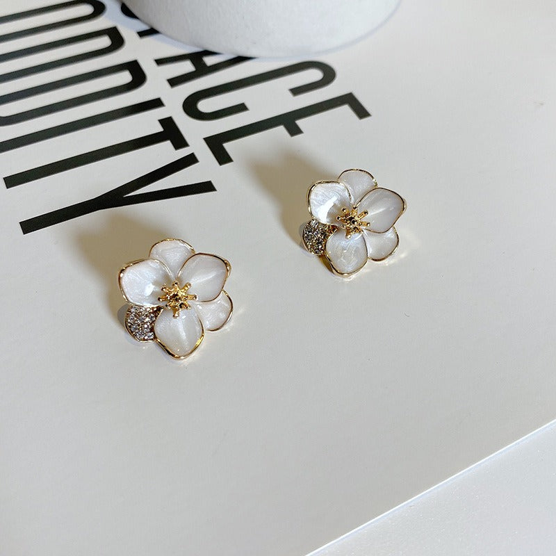 Dolly – Pendientes Dorados Flor con Piedra